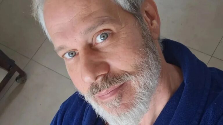 Galã dos anos 90, Nico Puig posta foto rara com marido e se declara