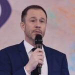 Em resposta aos rumores de retorno à Globo, Tiago Leifert nega saída do SBT: ‘Vou ficar aqui’