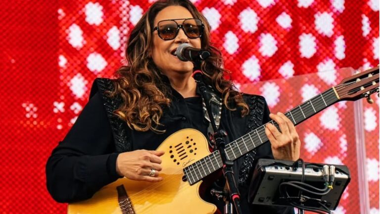 Ana Carolina vira alvo de críticas após intérprete de Libras ser retirada do palco em show