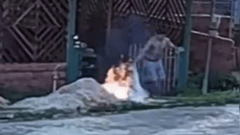 BRUTAL! Homem coloca fogo na esposa e na filha com gasolina