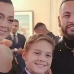 Mãe do primogênito de Neymar rebate críticas por acompanhar o craque na Copa e defende relação familiar