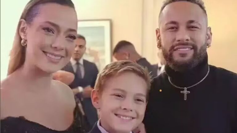 Mãe do primogênito de Neymar rebate críticas por acompanhar o craque na Copa e defende relação familiar