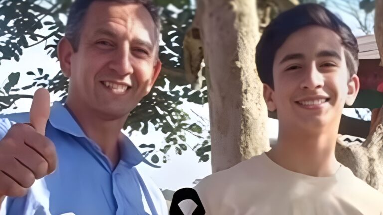 Pai e filho são mortos com espingarda na porta de casa pelo xerife do crime