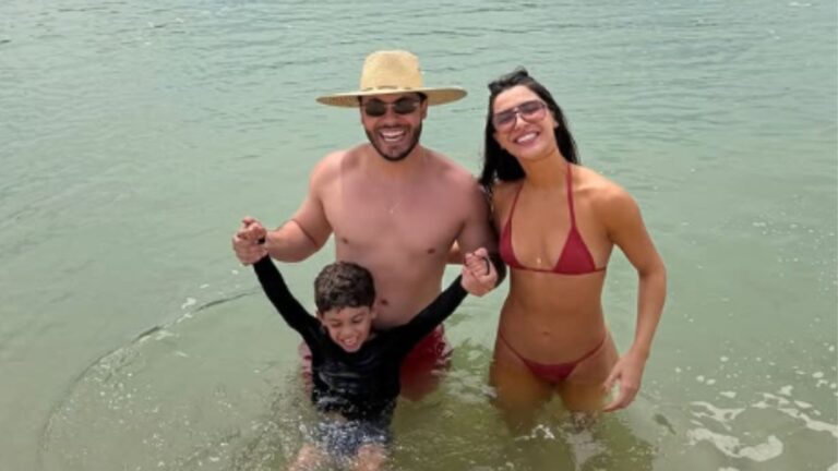 Murilo Huff curte praia com Gabriela Versinai e Leo e detalhe no look chama atenção