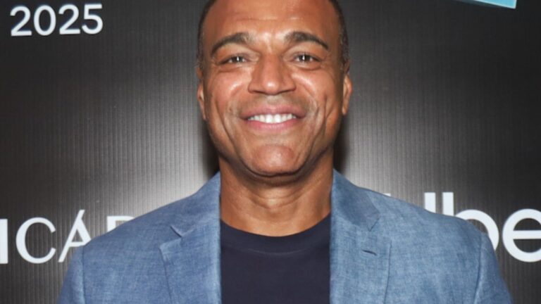 Ela cresceu! Denilson faz rara aparição com a filha em evento; veja