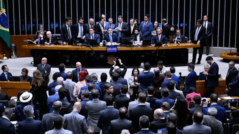 Deputados aprovam PL que reduz tempo de prisão de Bolsonaro