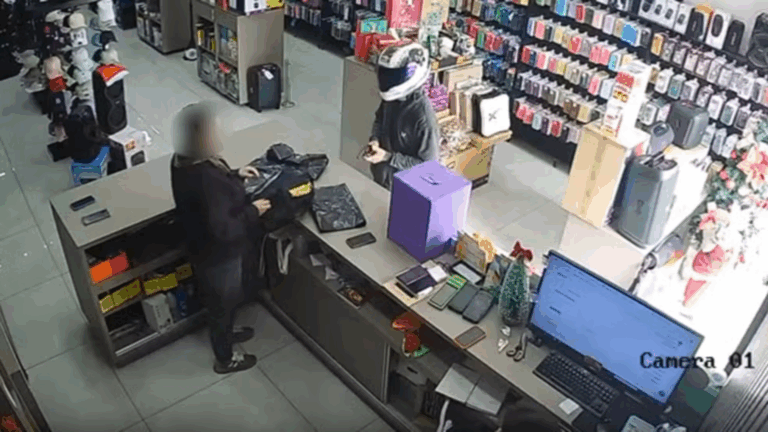 Funcionária acha que roubo é brincadeira, e criminoso atira para ‘provar’; veja o vídeo