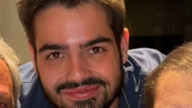 Faustão surge sorridente em foto rara com filho, João Silva; veja