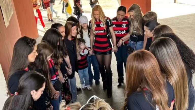 Esposas dos jogadores do Flamengo emocionam torcida com oração antes do tetra