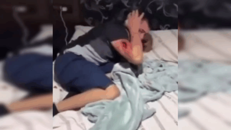 Vídeo: Homem que arrastou ex-namorada de carro, chora ao ser preso