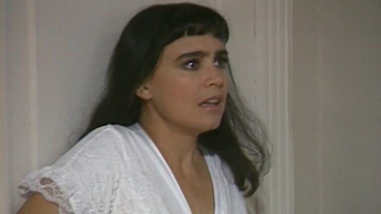 ‘Rainha da Sucata’: Maria do Carmo tenta seduzir Edu, mas é rejeitada