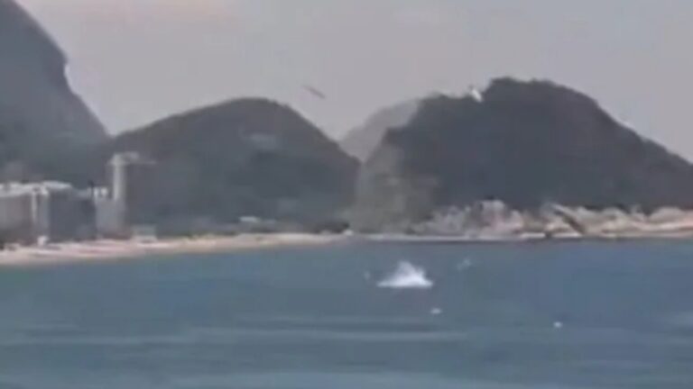 VÍDEO: Aeronave cai no mar e provoca pânico em Copacabana lotada