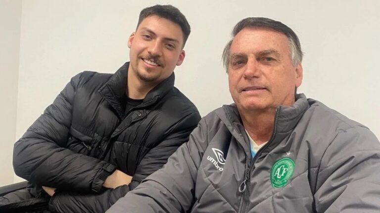 Jair Renan visita Bolsonaro e choca ao expor real estado de saúde do ex-presidente