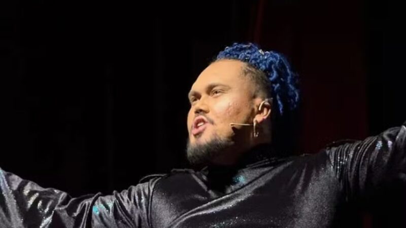 Ator de 25 anos que morreu durante espetáculo em teatro é enterrado