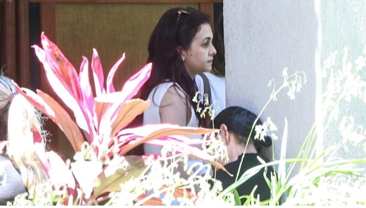 Luto! Klara Castanho chora muito no velório da mãe de Mel Maia