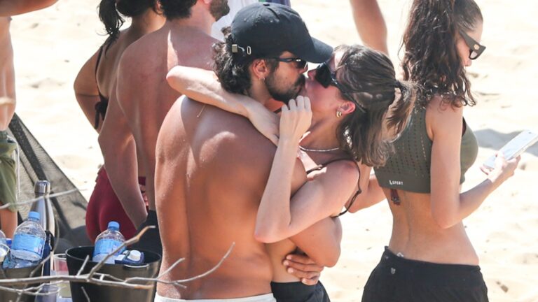 Agatha Moreira e Rodrigo Simas esquentam clima na praia entre vôlei e carinhos