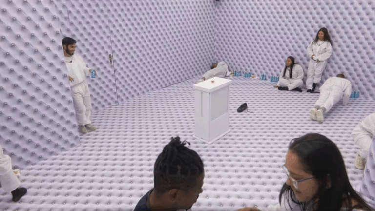‘BBB 26’: Ricardinho abre todas as latas de água no Quarto Branco e Chaiany se revolta: ‘Vou ser teu pesadelo’