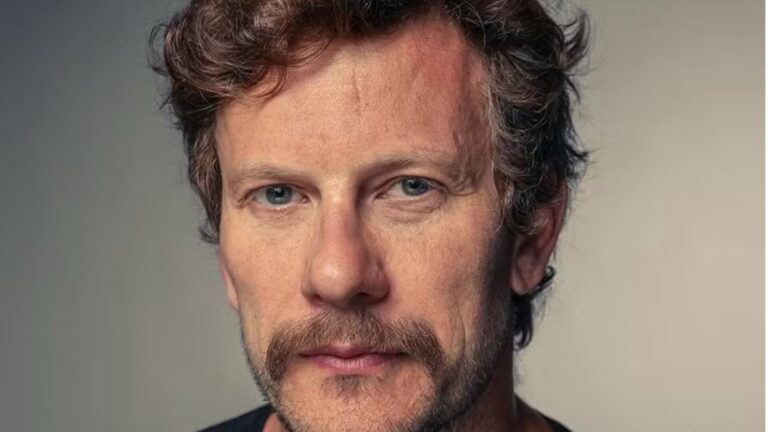 Ex-galã de ‘Malhação’ volta à TV em ‘Dona Beja’ como delegado gay