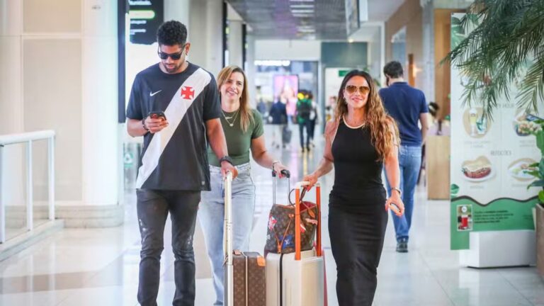 Viviane Araujo é flagrada com o marido em aeroporto após gravações de ‘Três Graças’ com Belo