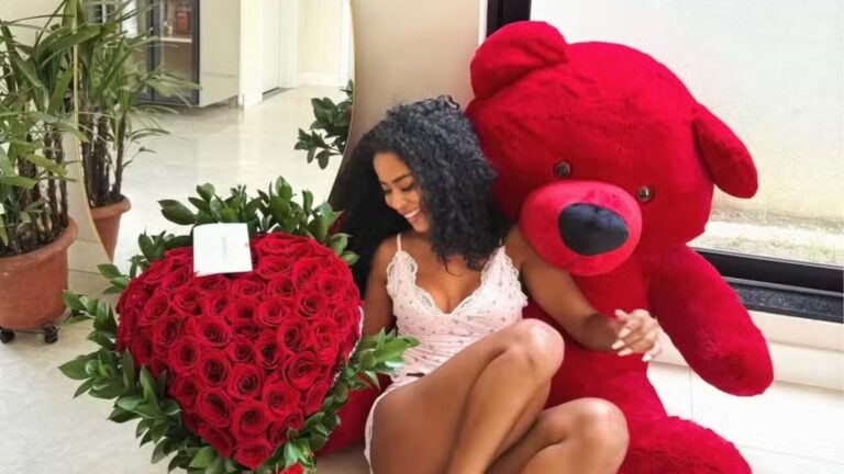 Lorena Maria ganha buquê gigante e ursinho e faz mistério sobre remetente