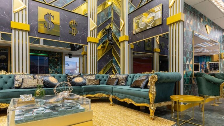 ‘BBB 26’: Mansão ou Banco? Globo revela sala do reality com barras de ouro e decoração focada no prêmio