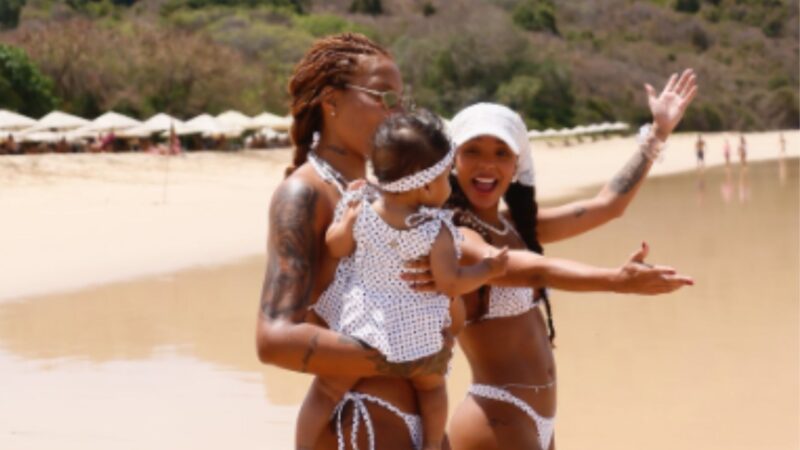 Ludmilla e Brunna Gonçalves trocam beijo em praia de Fernando de Noronha