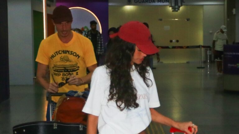 Shawn Mendes passa por perrengue em aeroporto ao lado de Bruna Marquezine após dias de romance em Alagoas