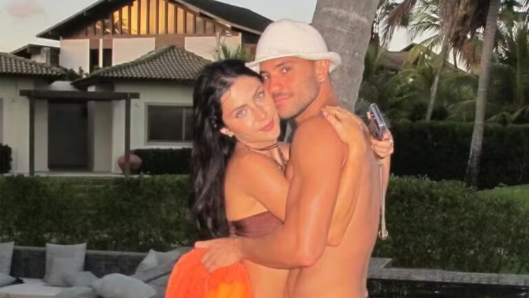 Jade Picon posa em clima de romance com André Lamoglia após protagonizarem beijaço de Ano Novo