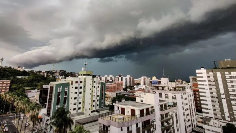 Ciclone extratropical ameaça seis estados com chuva intensa e ventos fortes