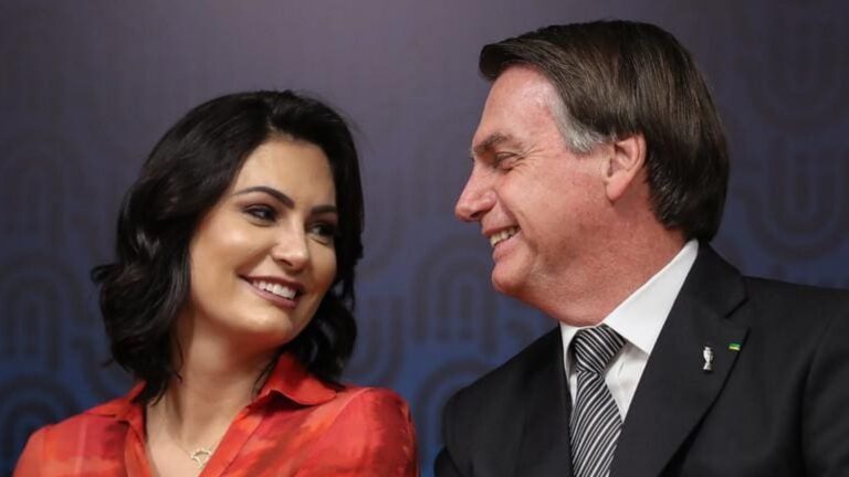 Michelle desabafa após Bolsonaro bater a cabeça: ‘Não está bem’