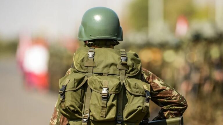 Soldado é condenado após chocar quartel ao usar genitália para acordar colega em beliche