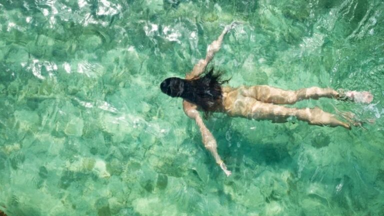 Mulher nua afirma ser sereia, invade lago do vizinho e provoca caos policial
