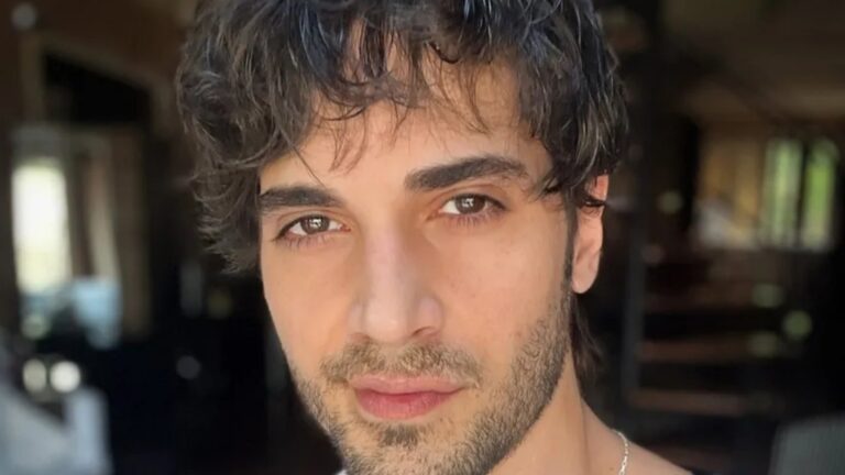 Fiuk chama atenção ao aparecer com mulher loira na cama em clima de romance