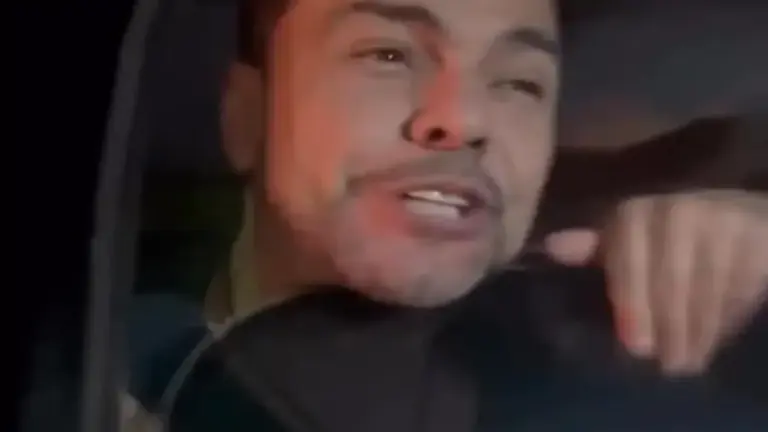 Viralizou! Veja o momento em que Zezé Di Camargo fica com a cabeça presa na janela do carro