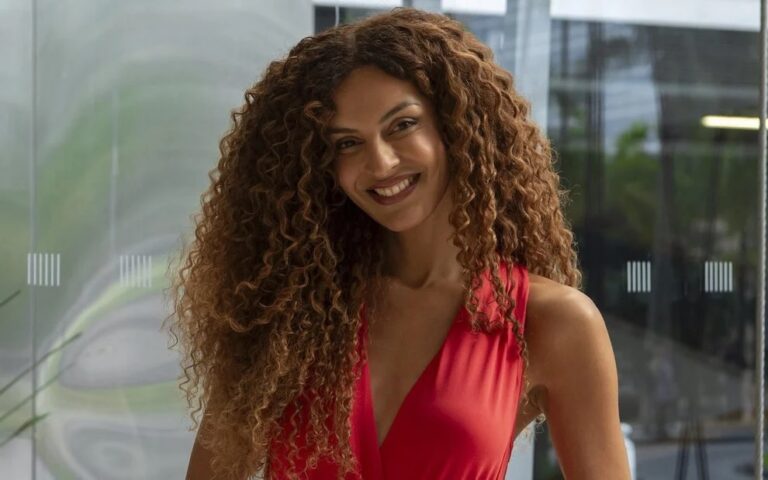 ‘Três Graças’: Intérprete da Viviane surpreende de biquíni: ‘Mulher real’
