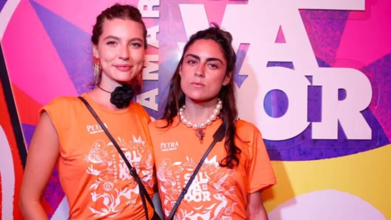 Atriz de ‘Três Graças’ curte carnaval e mostra a namorada gata