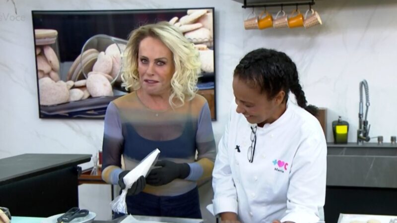 Ana Maria Braga rebate funcionária do Mais Você durante receita ao vivo: ‘Vem ver como tá grudando’