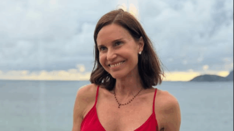 Aos 59 anos, Paula Bularmaqui exibe corpão em foto de biquíni