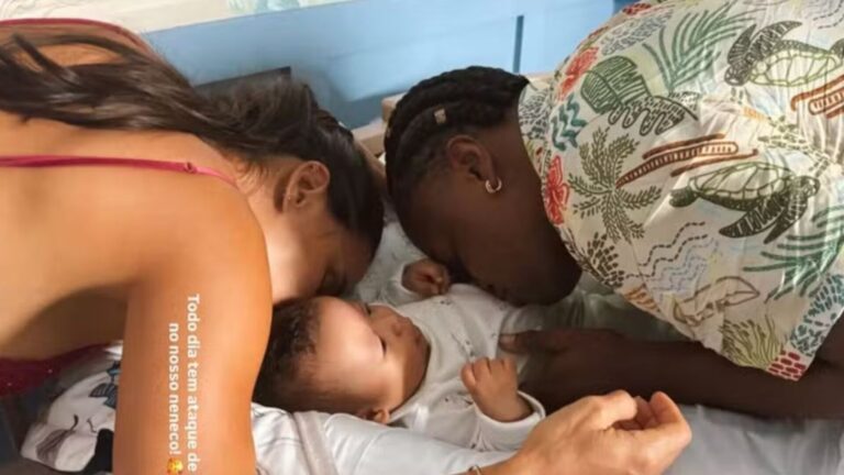 ‘Ataque de beijos’: Carol Peixinho e Thiaguinho derretem fãs ao aparecer com o filho