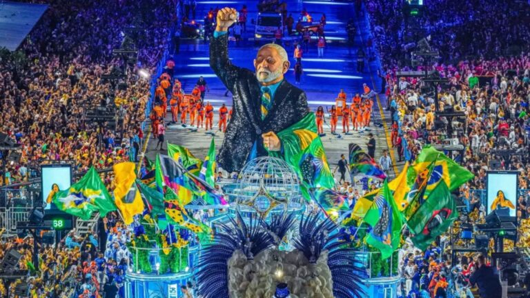 Escola que homenageou Lula é rebaixada no Carnaval do Rio; veja pontuação