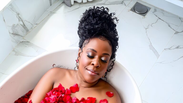 Antes de brilhar na Sapucaí, Cacau Protásio sensualiza ao relaxar em banheira com pétalas