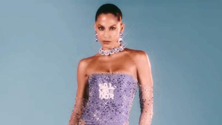 Mari Gonzalez escolhe look ousado e transparente para curtir o Carnaval de Salvador
