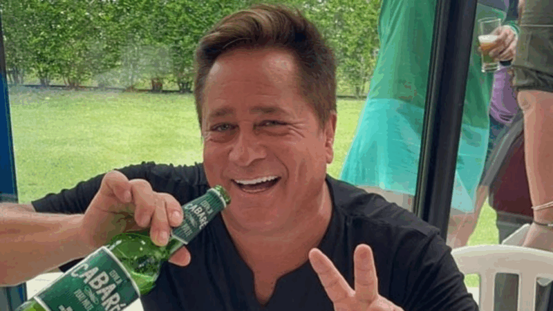 Mudou muito? Leonardo passa por cirurgia nas pálpebras