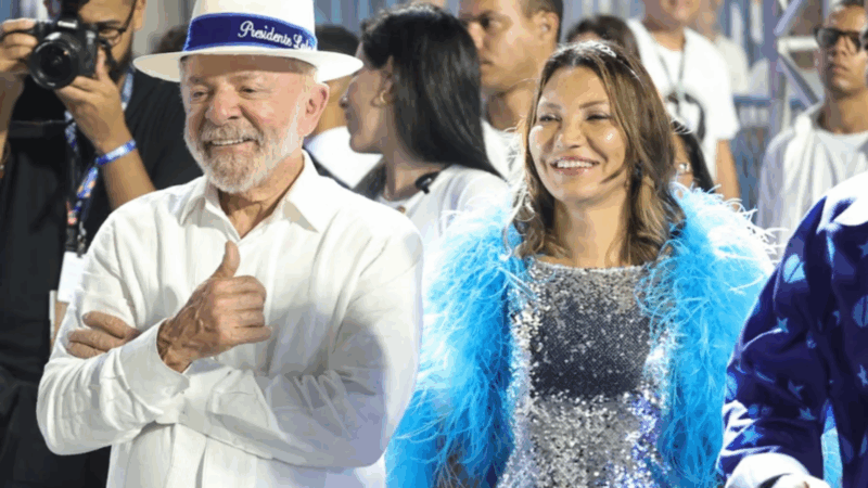 Revoltado, Flávio Bolsonaro diz que vai acionar TSE contra Lula por desfile na Sapucaí