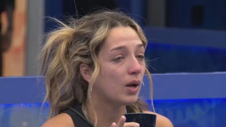 ‘BBB 26’: Samira aparece com vestido chamativo e web se assusta: ‘Árvore de Natal’