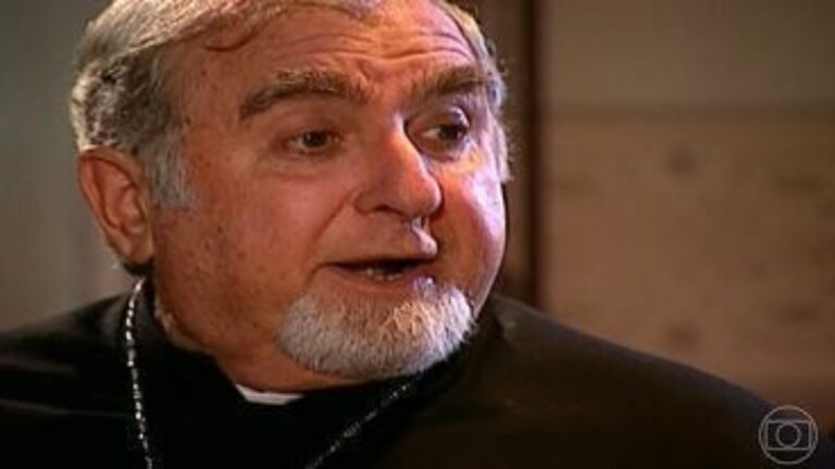 ‘Terra Nostra’: Padre Olavo tenta convencer Gumercindo a não colocar Rosana em convento