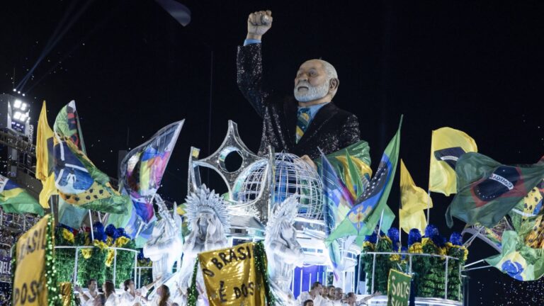 Desfile em homenagem a Lula na Sapucaí provoca reação de opositores e evangélicos