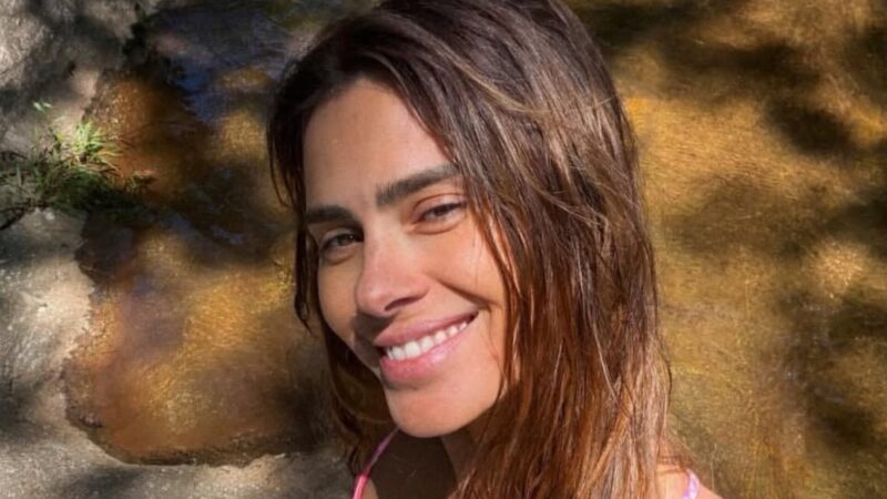 Longe da folia, Carolina Dieckmmann posa de biquíni e web se assusta: ‘Magreza extrema’