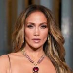 Jennifer Lopez sobe em cima da mesa para celebrar seu aniversário de 57 anos com vestido transparente