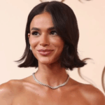 Ousadia: Bruna Marquezine é flagrada aos beijos em restaurante no Rio